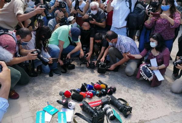 Ankara'da kamera, fotoğraf makinesi ve mikrofonlarını yere koyan gazeteciler