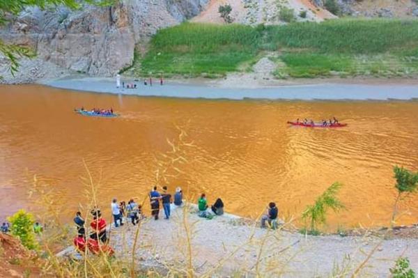 Madencilik faaliyetleri nedeniyle kızıla yakın renkte akan Fırat Nehri