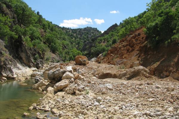 Suyu çekilmiş dere