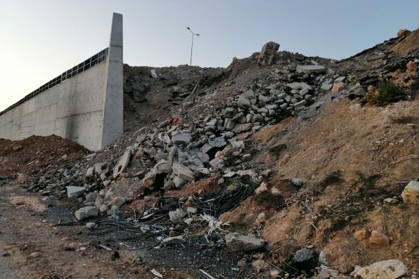 Karabağlar Uzundere'de dere yatağı kenarındaki bentler yıkıldı