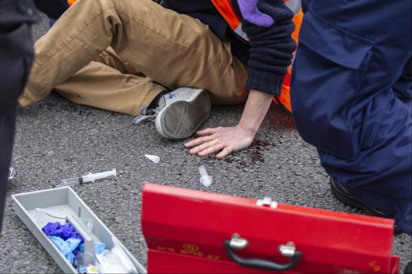 Yolu kapatan göstericiler ve polisler