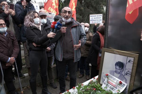 Fatih Polat, Metin Göktepe'nin mezarı başında 