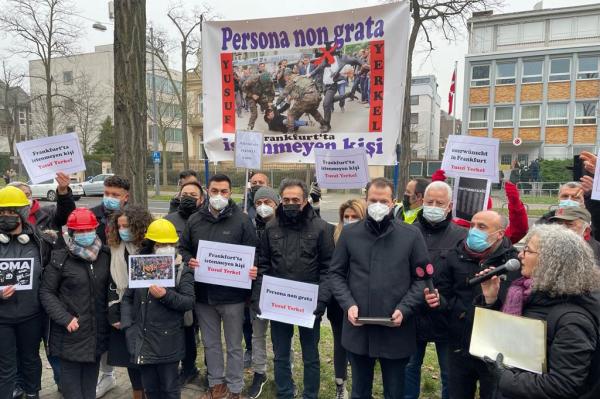 Frankfurt'ta yüzlerce kişi Yusuf Yerkel atamasını protesto etti