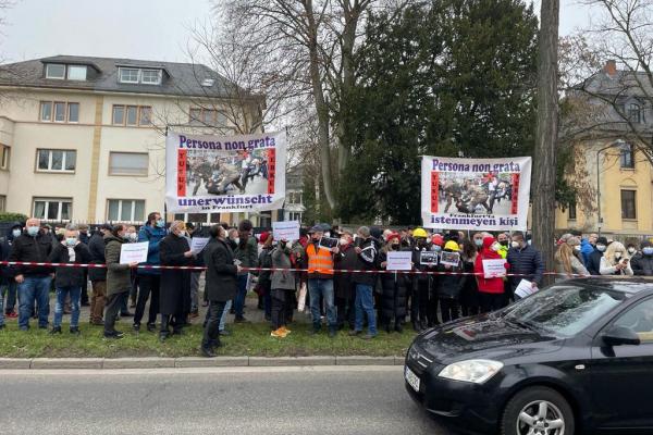 Frankfurt'ta yüzlerce kişi Yusuf Yerkel atamasını protesto etti