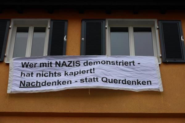 Pencereye asılan ırkçılık karşıtı bir pankart