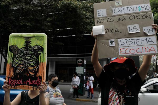 Peru'daki petrol sızıntısı nedeniyle Repsol şirketi önünde düzenlenen eylem