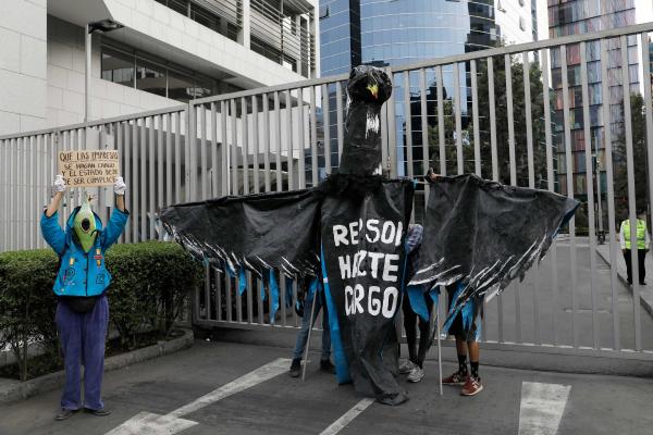 Peru'daki petrol sızıntısı nedeniyle Repsol şirketi önünde düzenlenen eylem