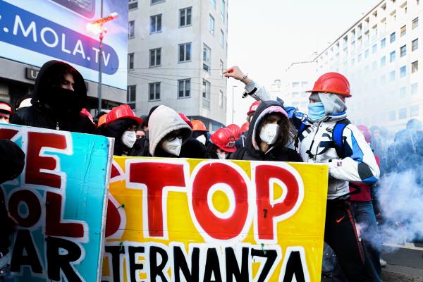 İtalya'da lise öğrencileri protesto