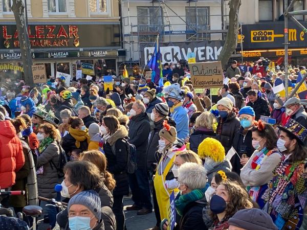 Festival, köln binlerce kişi, savaş karşıtı