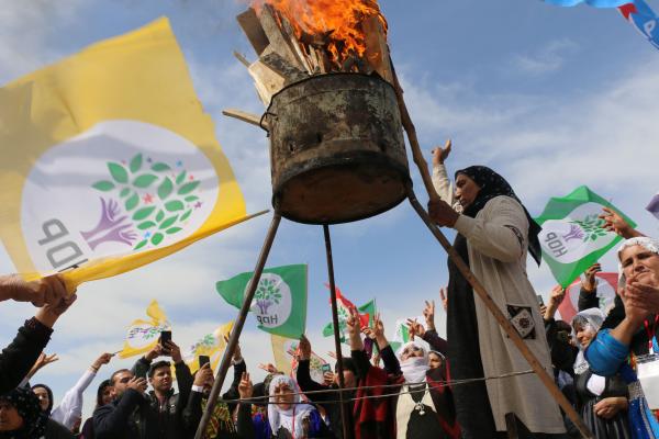 Ceyhan Newroz'unda ateş yakılıyor