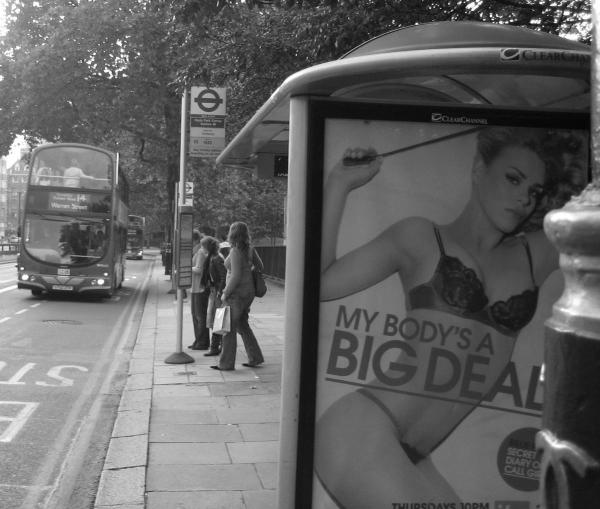 Londra'da duraktaki reklam panosunda iç çamaşırlı bir kadın.
