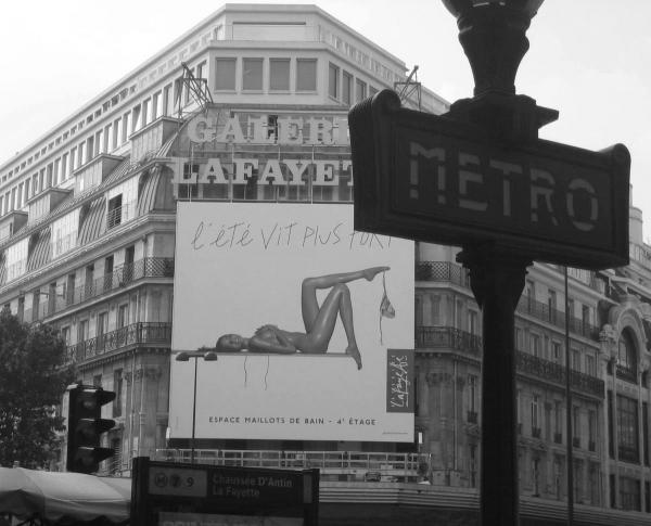 Paris'te ünlü bir binada mayo reklamı