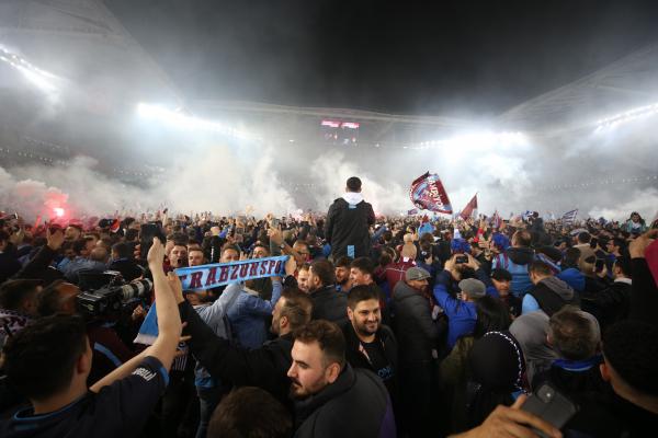 Trabzonspor şampiyonluğunu kutlayan taraftarlar.