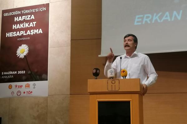 Erkan Baş, 'Hafıza, Hakikat, Hesaplaşma' başlıklı konferansta konuşmasını yaparken.