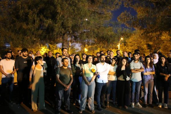 gazetecilerin tutuklanmasına tepki gösteren aileler ve gazeteciler