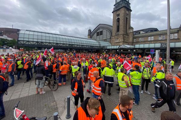 Hamburg'da eylem düzenleyen liman işçileri