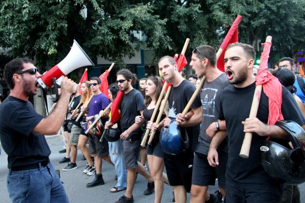 Yunanistan’ın Selanik kentinde Uluslararası Ticaret Fuarının açılışı sırasında hükümet politikalarına karşı düzenlenen protesto yürüyüşünden bir fotoğraf.