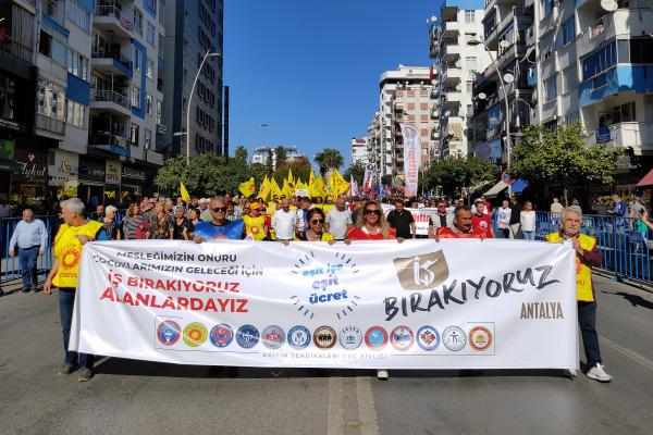 Antalya'da öğretmenlerin yürüyüşü.