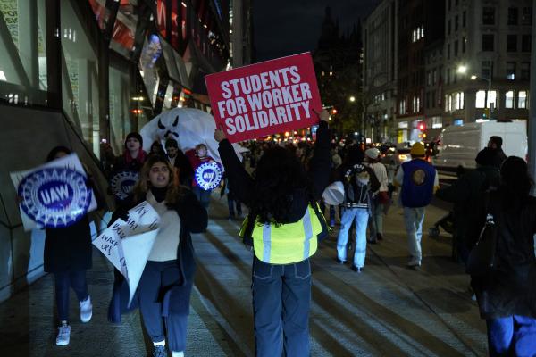ABD'deki akademisyenler ellerindeki dövüzlerle yürüyüş yapıyor