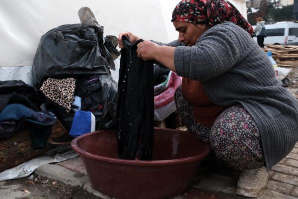 Çamaşır yıkayan kadın.