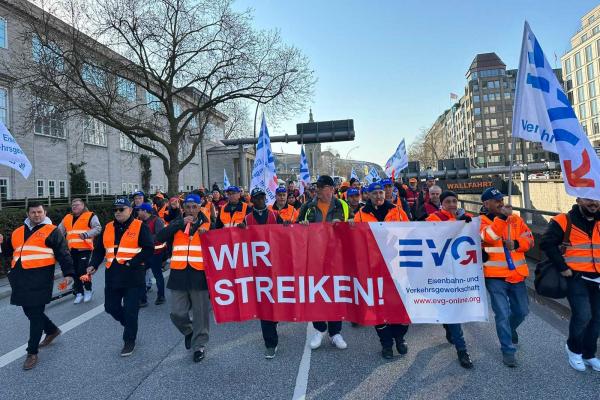 Almanya'da greve çıkan demir yolu işçileri