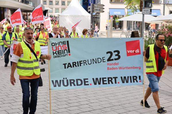 Almanya'da uyarı grevi yapan Verdi sendikası üyesi işçiler