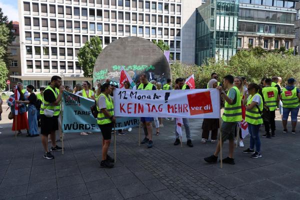 Almanya'da uyarı grevi yapan Verdi sendikası üyesi işçiler