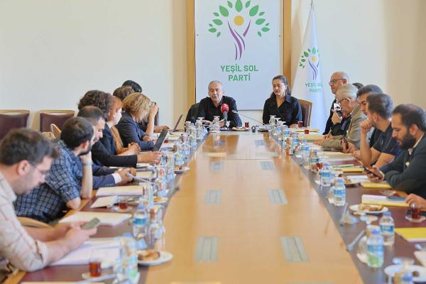 Sırrı Süreyya Önder gazetecilerle birlikte