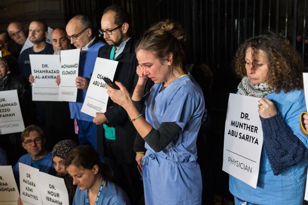 İngiltere'de sağlık çalışanları Başbakanlığın önünde Gazze'de acil ateşkes çağrısında bulundu