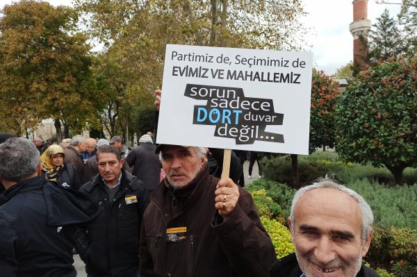 İstanbul’da Mahalleliler Birliği’nin çağrısıyla İBB önünde toplanan kentsel dönüşüm mağdurları
