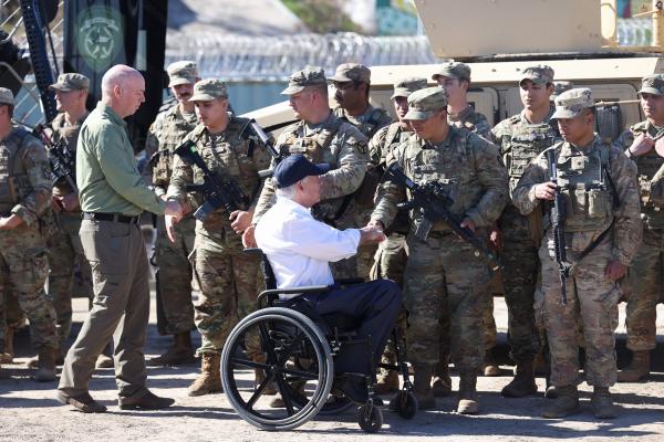 14 Republican governors in the US shake hands with soldiers