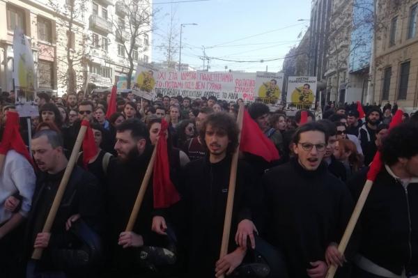 Yunanistan'da öğrenciler özel üniversitelere karşı yürüdü