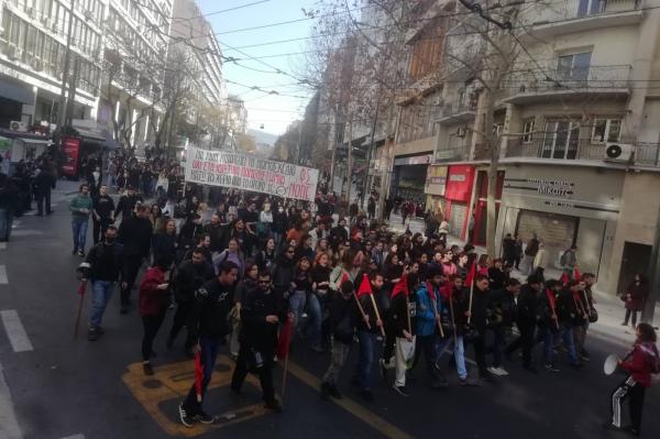 Yunanistan'da öğrenciler özel üniversitelere karşı yürüdü