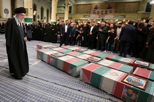İran'da bir cami, tabut, kalabalık, Hamaney