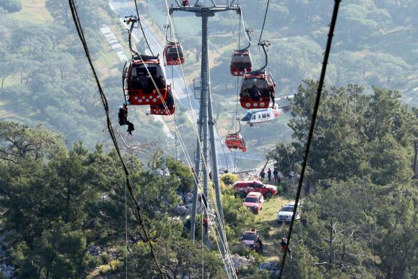 Antalya'da teleferikte mahsur kalanların kurtarılması anı