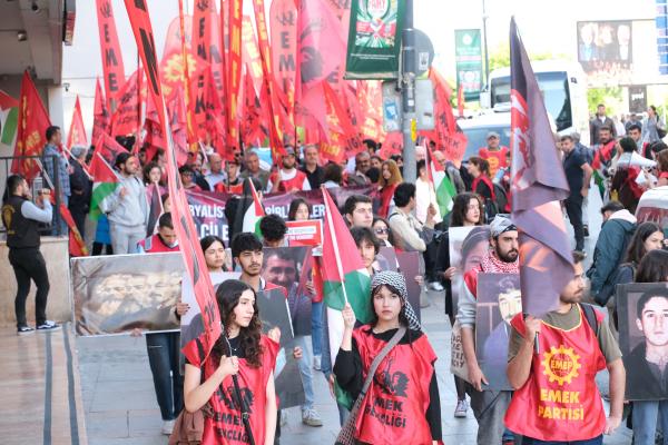 emek gençliği üyeleri denizleri anmak için taksim akm önünde toplandı