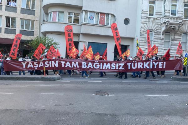 emek gençliği üyeleri denizleri anmak için taksim akm önünde toplandı