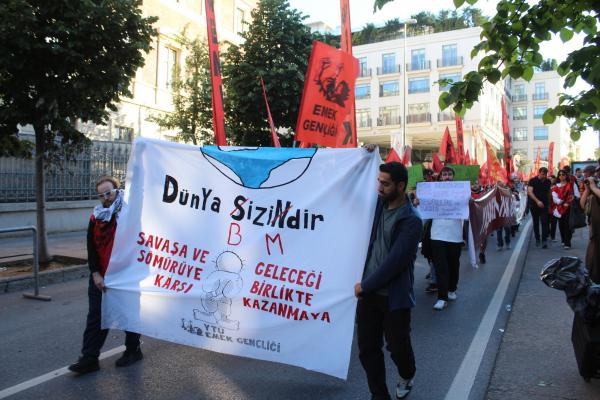 emek gençliği üyeleri denizleri anmak için taksim akm önünde toplandı