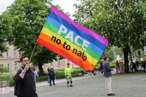 LGBT bayrağı taşıyan bir erkek