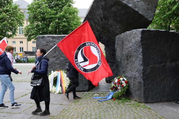 Antifa bayrağı taşıyan bir kadın