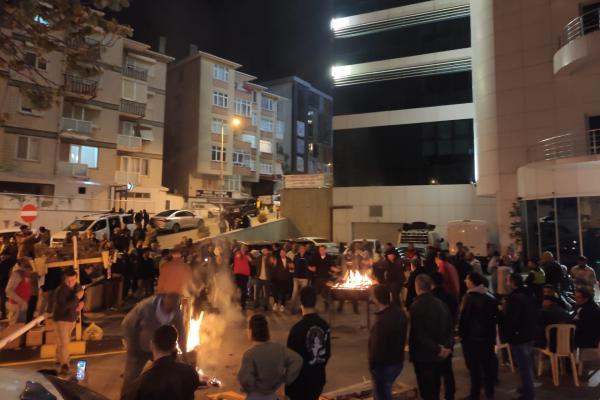 Kartal belediyesi işçileri belediye önünde bekliyor