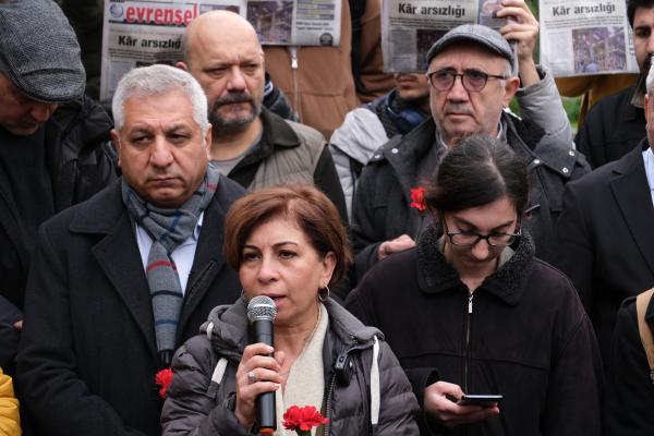 İHD İstanbul Şube Başkanı Gülseren Yoleri, Metin Göktepe'nın mezarı başındaki anmada konuştu
