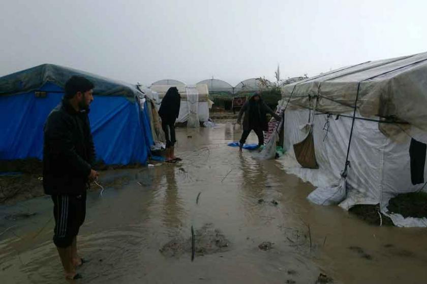 Tarsus'ta sağanak, sebze üreticisini vurdu