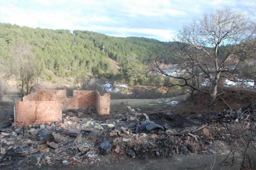 Kayıp 5 kişinin cesetleri yanan evin enkazında bulundu