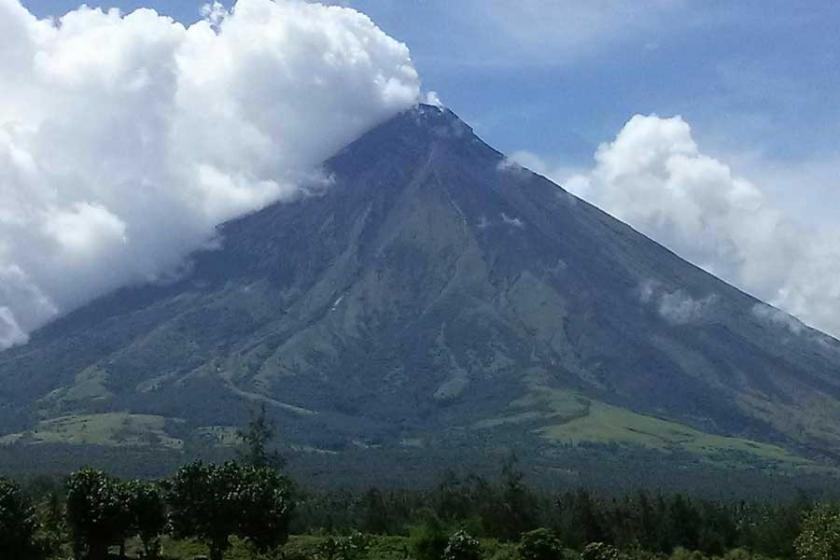 Mayon Yanardağı patladı; 56 bin kişi bölgeden tahliye edildi