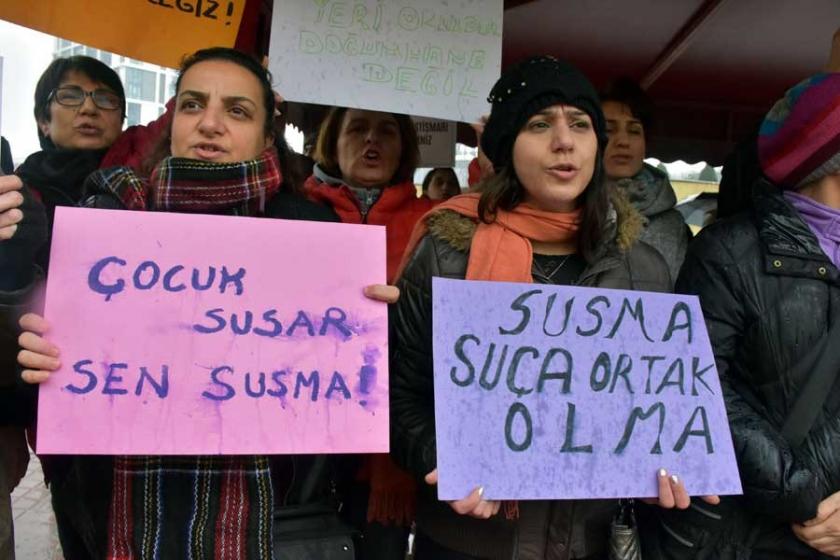 Hastane önünde, 115 hamile çocuk skandalı protesto edildi