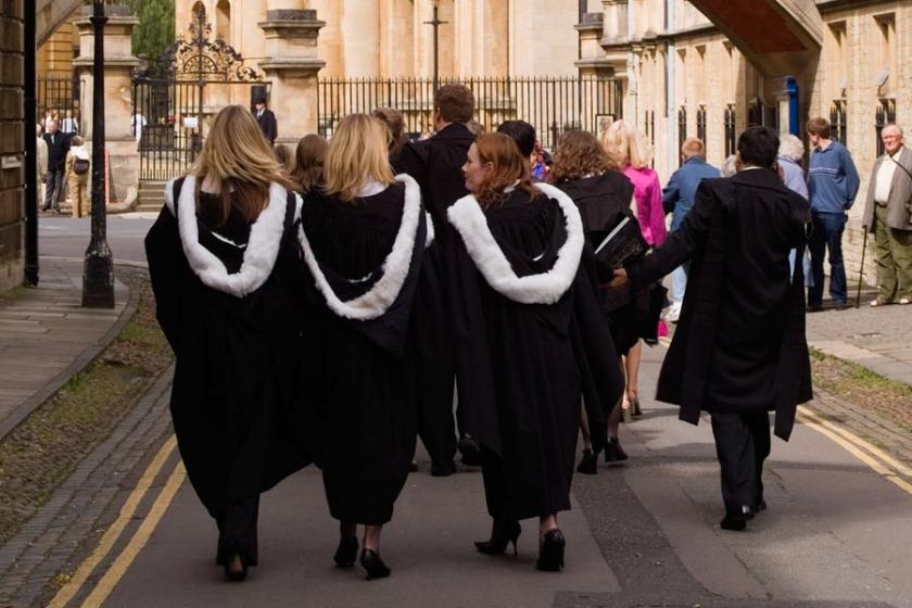 Oxford, tarihinde ilk kez erkekten çok kadın öğrenci aldı