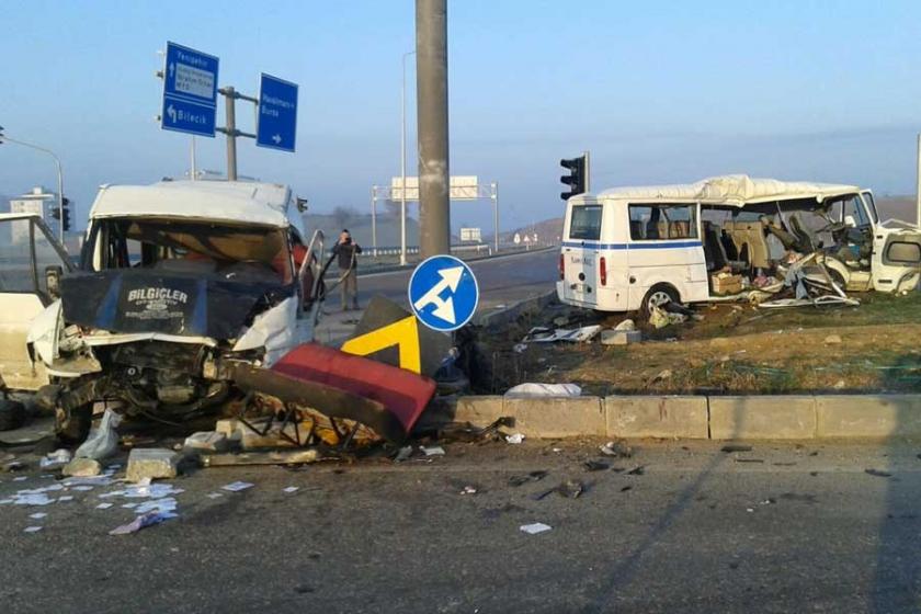 Bursa'da 2 işçi servisi çarpıştı: 3 ölü, 27 yaralı