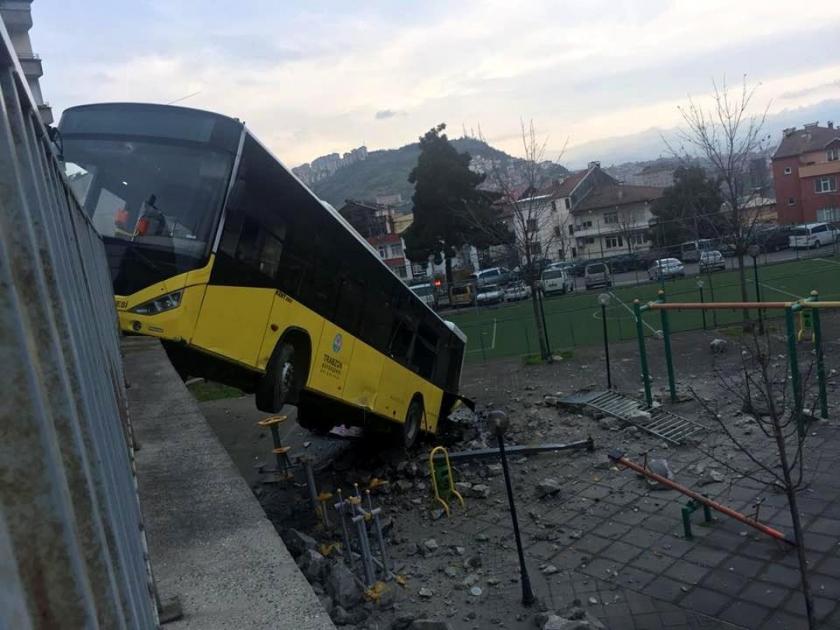 Trabzon’da yolcu otobüsü çocuk parkına düştü