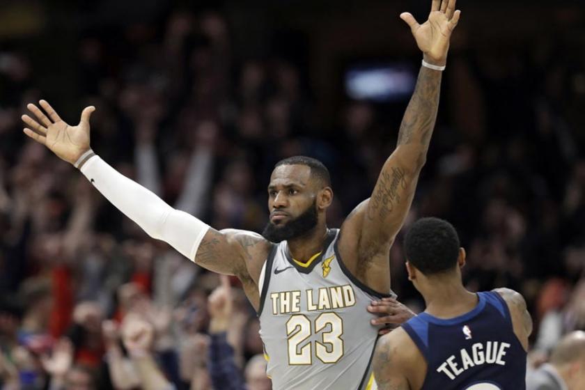 LeBron James, Cavs’i son saniyede galibiyete taşıdı